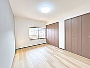 【リフォーム済】二階洋室写真。壁・天井クロス張替、フロアタイル重張、照明交換しました