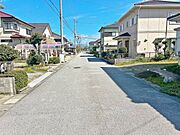 【前面道路】前面道路が広い為、駐車の苦手な方でも安心ですね。