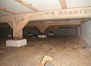 【床下写真】中古住宅の3大リスクである、雨漏り、主要構造部分の欠陥や腐食、給排水管の漏水や故障を2年間保証します。その前提で床下まで確認の上でリフォームし、シロアリの被害調査と防除工事も行います。