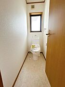 【現況販売】2025年4月前所有者にてリフォーム済）　2階トイレ　トイレ新品交換。 2階にもトイレがあるので夜中に暗いろうかを一人で歩かなくてすみますね。\t\t