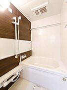 【リフォーム済】浴室はハウステック製の新品のユニットバスに交換しました。浴槽には滑り止めの凹凸があり、床は濡れた状態でも滑りにくい加工がされている安心設計です。