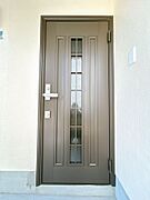 【リフォーム済】玄関ドアは交換いたしました。新ピンのドアで新しい生活がスタートできますね。