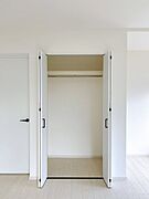【リフォーム済】1階洋室の収納写真です。クローゼットに変更いたしました。枕棚、ハンガーパイプを新設しましたので、コートやジャケットをかけることができます。