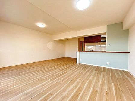 【リフォーム済】リビング別角度です。フロアタイル上張り、クロス張替え、照明交換、建具交換を行いました。南向きです。