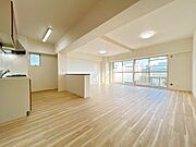【リフォーム済】リビング別角度です。フロアタイル上張り、クロス張替え、照明交換、建具交換を行いました。南向きです。