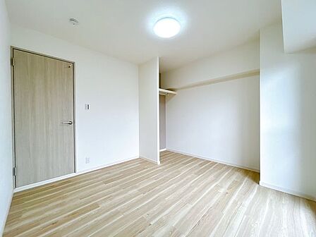 【リフォーム済】洋室約6.5帖別角度です。クローゼット新設、フロアタイル上張り、クロス張替え、建具交換を行いました。