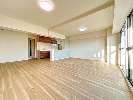 【リフォーム済】和室約6帖をリビングに取り込み、約21帖の開放感のあるリビングになりました。家族の会話も弾みそうですね。