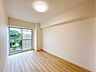 室内：【リフォーム済】洋室約6帖の別角度です。大きな窓があるとお部屋が明かるようですね。