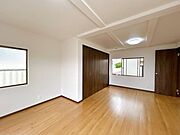 【リフォーム済】洋室約10.5帖の別角度の写真です。クロス、床の張替え、建具の交換、照明器具の新設等行いました。