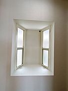 【リフォーム済】2Fトイレ横の出窓部分の写真です。小物を置く場所としてお使いになれます。