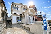 【リフォーム済】外観です。外壁屋根塗装を行いました。外壁や白っぽく、屋根は黒で引き締まって見えますね。