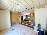 【リフォーム中】リビング別角度です。モニター付きインターフォン設置予定です。