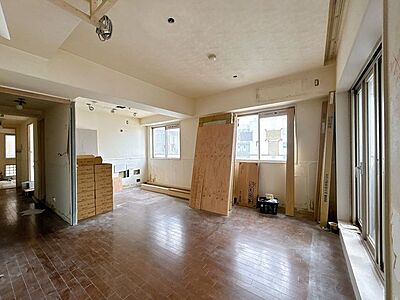 外観:【リフォーム中】リビングの写真です。クロス、床の張替え、照明器具の新設、建具の新品交換等行います。 外観:【リフォーム中】リビングの写真です。クロス、床の張替え、照明器具の新設、建具の新品交換等行います。