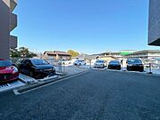 【共用部】駐車場の写真です。空き状況は担当者にご連絡ください。