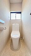 【リフォーム中】2Fトイレの写真です。新品交換いたしました。クロス床、建具の交換を行いました。