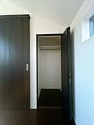 【リフォーム済】3階洋室約4.4帖の収納写真です。色々な用途に使用できそうですね。