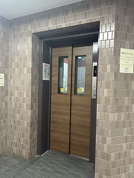 【現地写真】エレベーターは各階に停まりまります。
