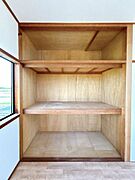 【リフォーム済】2階洋室の収納です。お荷物の収納にも困りませんね。