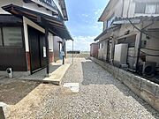 【リフォーム済】玄関前の駐車スペースです。裏の駐車スペースと合わせて計4台駐車可能です。
