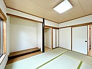 【リフォーム済　9/21撮影】1階和室の畳は表替えを行いました。イグサの香りに癒されながらごろ寝が出来る和の空間は小さなお子様にもご年配の方にもくつろぎの場になるので1室あると嬉しいですね。