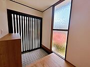 【リフォーム中　9/12撮影】玄関です。クロスとフローリングの張替えを行いました。