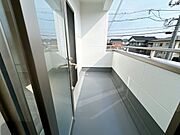 【リフォーム済】ベランダは床は防水塗装を行いました。お部屋からも廊下側からも出入り出来ます。洗濯物を干すスペースになりますね。