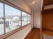 【リフォーム済み】2階縁側です。クロス張替え、照明交換を行いました。