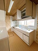 キッチン現況写真です。食洗機付きです。洗い物の手間が省けます。