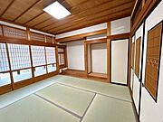【リフォーム済写真】玄関入って左側の6帖縁側付き和室は、畳の表替え、襖張替、障子張替、壁はクロス仕上げになりました。来客用のお部屋として、いかがですか。