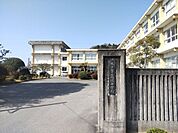 【周辺環境】尚徳中学校まで約1500m。お友達と楽しく通えます。