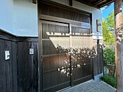 【リフォーム前写真】玄関の写真です。玄関はクリーニング及び鍵交換を行います。防犯面を考慮してドアホンを新設します。