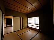 【リフォーム前写真】1階4.5帖和室は、畳の表替え、襖はクロスに張替ます。LDKへの動線も楽々です。