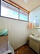 2階にも洗面台がございます。