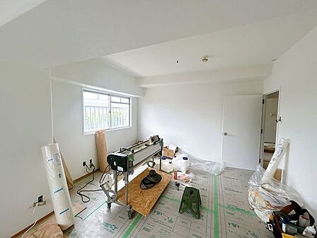 【リフォーム中写真8/22撮影】洋室別角度です。エアコンは撤去します。