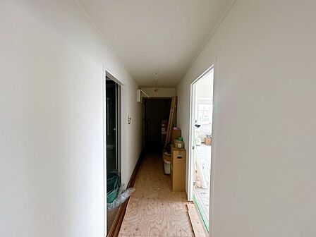【リフォーム中写真8/22撮影】廊下です。フローリング重ね張り、クロス張替えを行います。