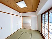 【リフォーム済】和室の写真です。畳の表替え、ふすま・障子の張り替え、壁のクロス張替えを行いました。お子さまの遊び場やご来客の際にお使いいただくこともできますね。