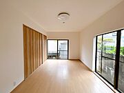 【リフォーム済】洋室Aは約7.5帖に拡張しました。もともと和室だったお部屋を洋室へリフォームしました。1階に居室があるので長い目で見て安心ですね。