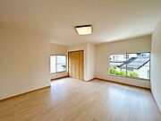 【リフォーム中/6/4撮影】階の洋室は約10.5帖に拡張します。天井・壁はクロス仕上げにし、床はフローリングの重張りを行います。クローゼットを新設します。