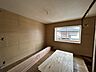 室内：【リフォーム中】2階南西側の洋室の写真です。リフォーム中です。約6帖の広さのお部屋です。南西側に窓もついているので明るいお部屋です。