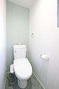 【リフォーム完了】トイレはジャニス製の温水シャワー機能付きに新品交換を行いました。床のクッションフロアーの張替えや天井、壁のクロスの張替えも行っているので清潔な状態で生活を始められます。