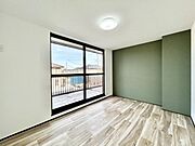 【内外装リフォーム完成】2階南東側の洋室です。クロス張替え、シーリングライトの交換等を行いました。南側に窓があるので採光も十分です
