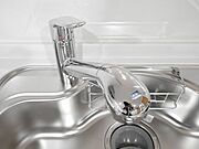 【リフォーム済】新品キッチンの水栓金具はオールインワン浄水栓です。独自の3重ろ過システムを採用した高性能カートリッジにより除去対象5物質を高度除去するため、おいしい水をつくります。