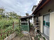 【内外装リフォーム予定】住宅の北側です。小屋は解体、敷地内は除草を行います。