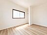 子供部屋：【リフォーム済】2階約5.5帖の洋室です。床はフローリング仕上げ、天井・壁のクロスも張替え済み。明るく清潔感のある空間で、子ども部屋や書斎、寝室としても使いやすいお部屋です。