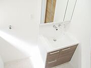 【同仕様写真】洗面化粧台はハウステック製の新品に交換します。三面鏡の裏側はすべて収納になっています。洗面ボウルは底が平らなので、つけ置き洗いなどの家事でも活躍します。