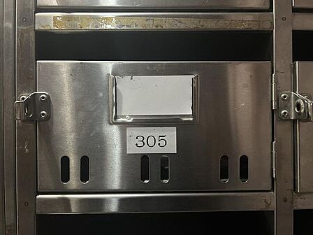 エントランスには専用のポストがついております。