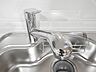 キッチン：【同仕様写真】浄水カートリッジを水栓に内蔵したコンパクトな浄水栓を採用。ホース付きでシンク掃除にも便利。水・湯の切替で節湯にも配慮した経済的で使い勝手の良い仕様です。