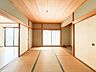 和室：【リフォーム中】1階和室はLDKへ取り込み、開放感あふれる約21帖の広々リビングへリフォーム予定です。家族がゆったりとくつろげる、明るく快適な住空間へ生まれ変わります。