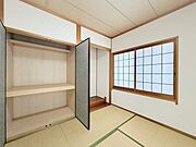 和室には押入れと床の間があります。