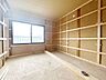 子供部屋：【リフォーム中】2階和室を洋室へ間取り変更します。床にはクッションフロアを施工し、天井・壁のクロスも一新。建具は住友林業クレスト製に交換し、現代的で使いやすい洋室へリニューアル予定です。